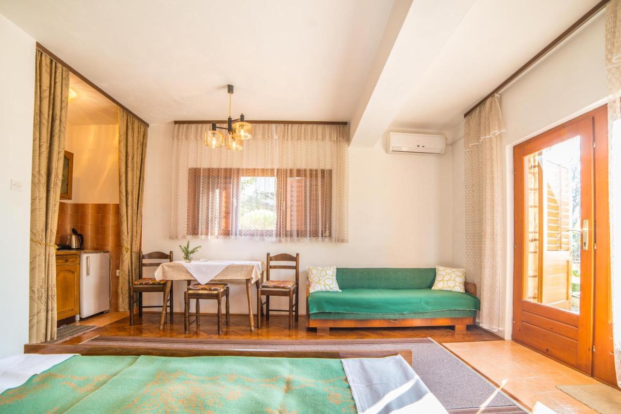 Apartments Antic 4255 Selce Esterno foto