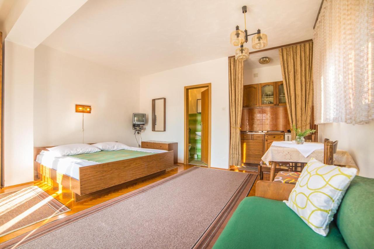 Apartments Antic 4255 Selce Esterno foto