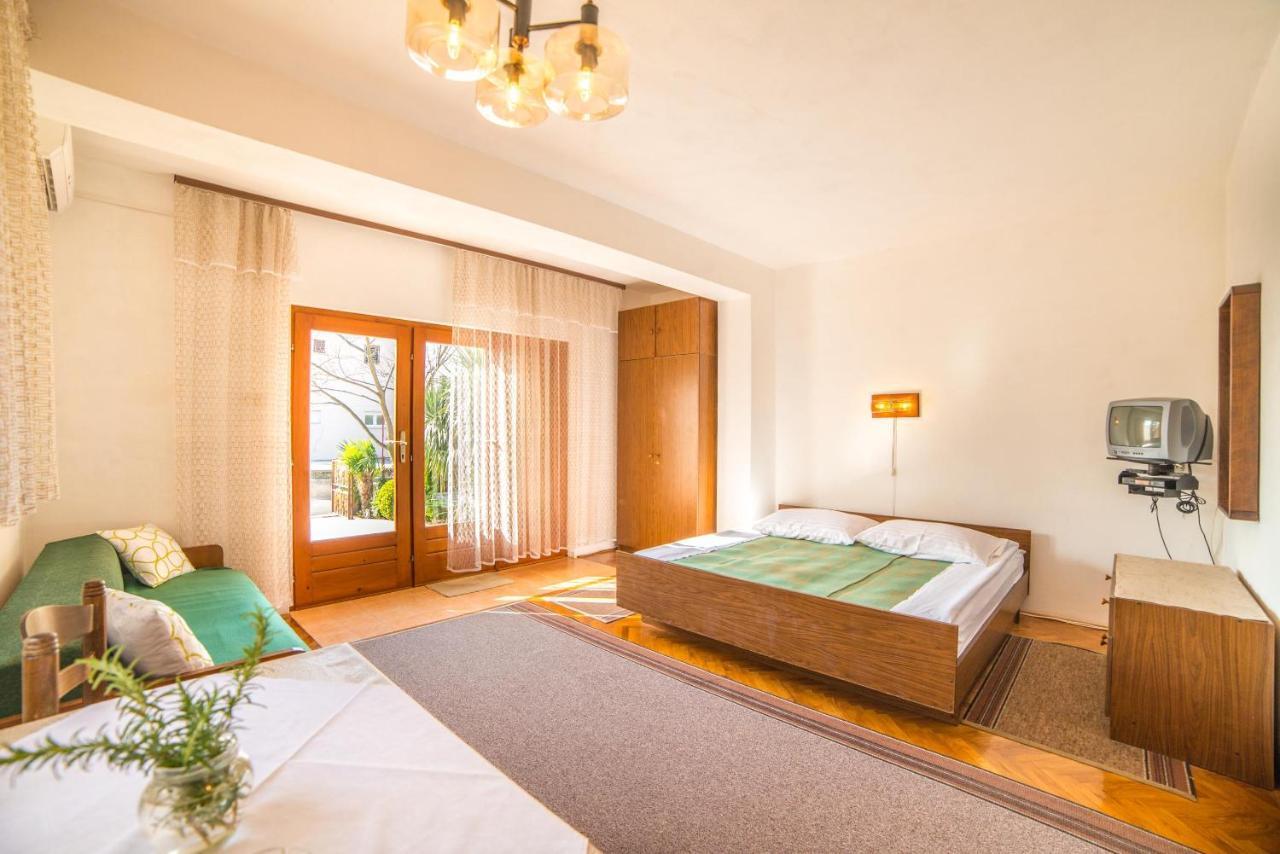 Apartments Antic 4255 Selce Esterno foto