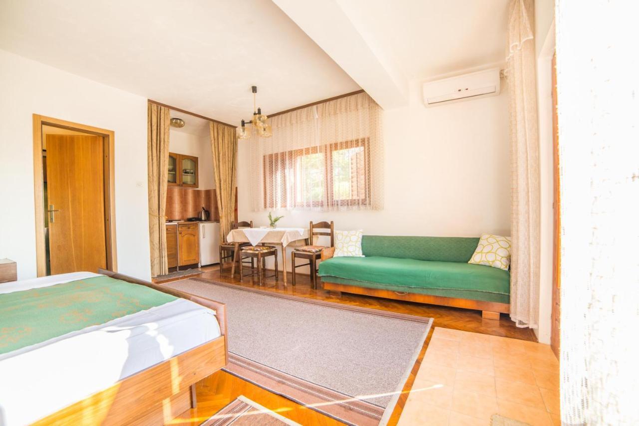 Apartments Antic 4255 Selce Esterno foto