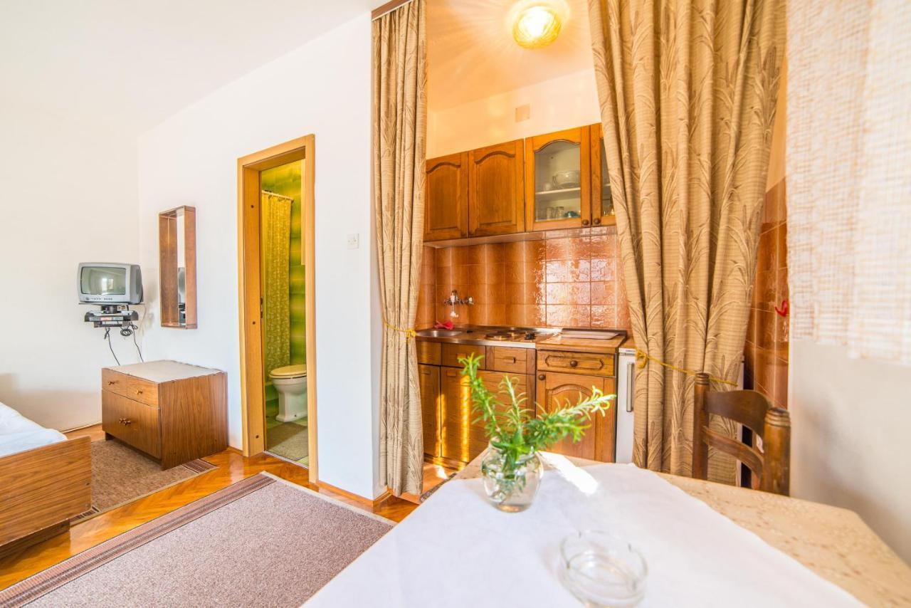 Apartments Antic 4255 Selce Esterno foto