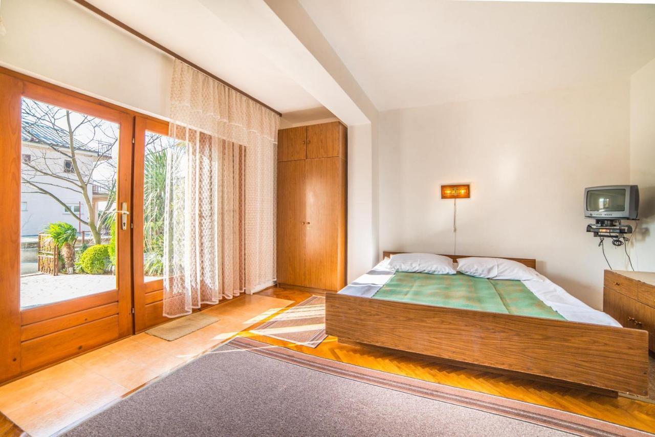 Apartments Antic 4255 Selce Esterno foto