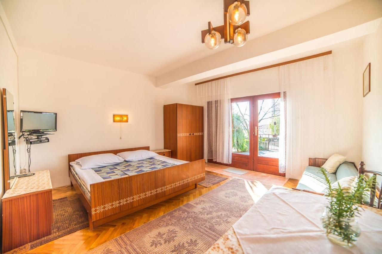 Apartments Antic 4255 Selce Esterno foto