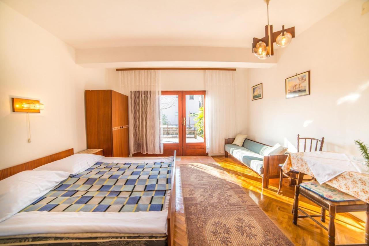 Apartments Antic 4255 Selce Esterno foto