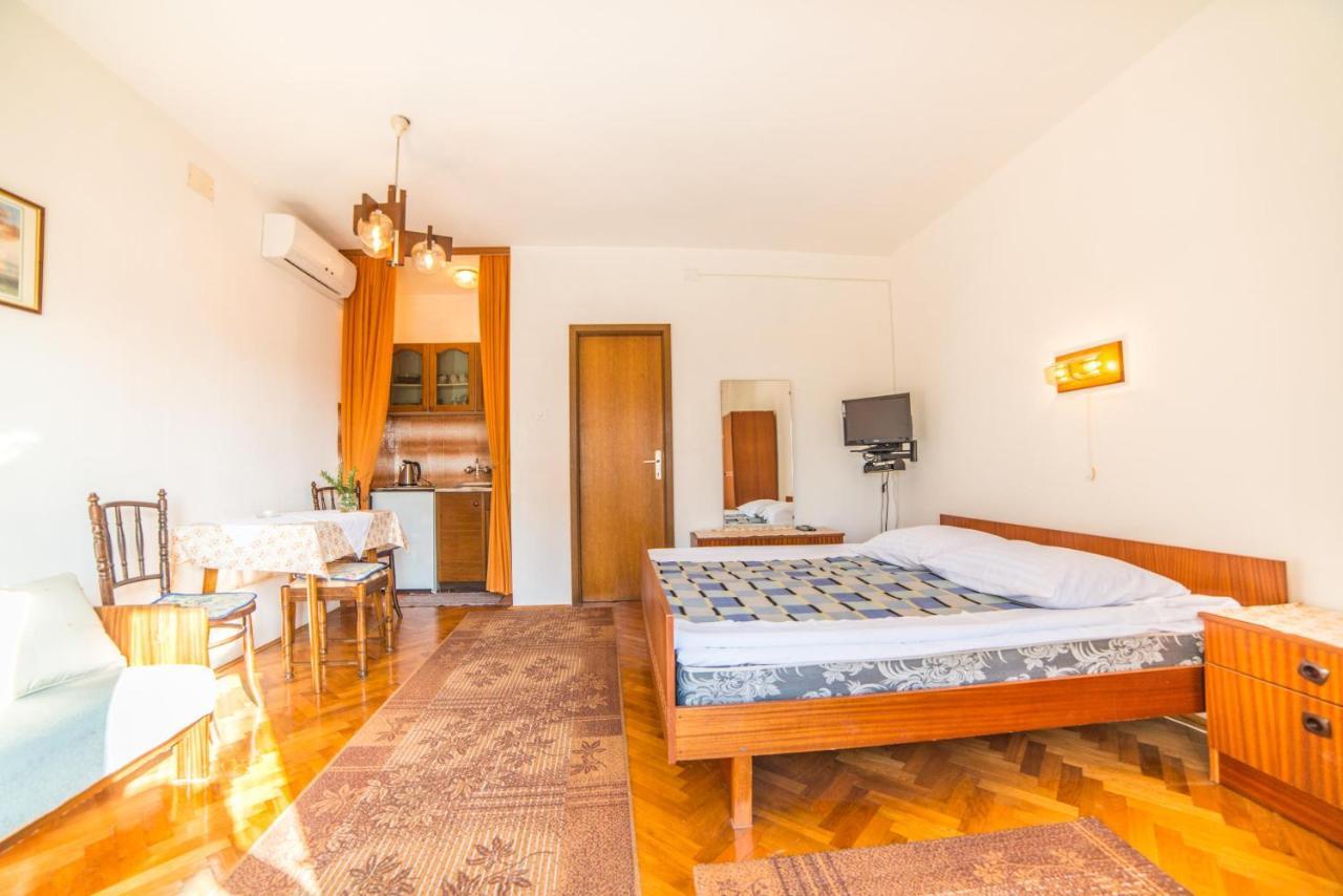 Apartments Antic 4255 Selce Esterno foto